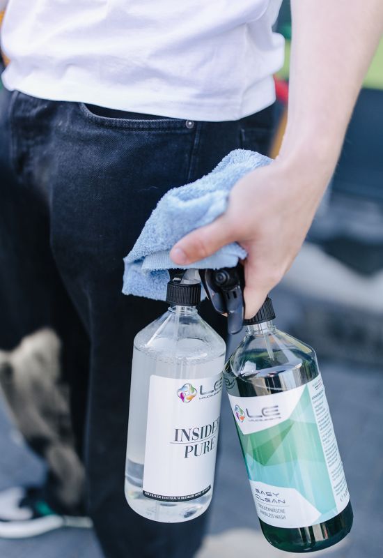 and mit Mikrofasertuch und zwei Reinigungsflaschen von Liquid Elements f&uuml;r professionelle Fahrzeugaufbereitung