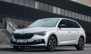 Wei&szlig;e Limousine vor moderner Geb&auml;udefassade bei Sonnenuntergang &ndash; stilvolle Fahrzeugaufnahme im urbanen Umfeld