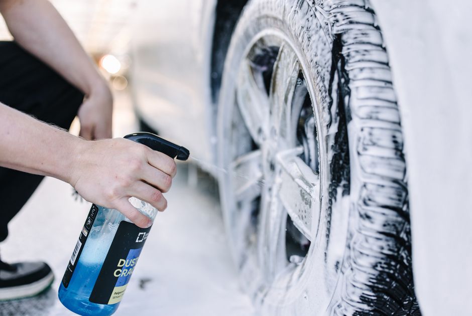 Felgenreinigung mit Spezialreiniger w&auml;hrend der Schaumpflege &ndash; professionelle Au&szlig;enreinigung bei Max UP